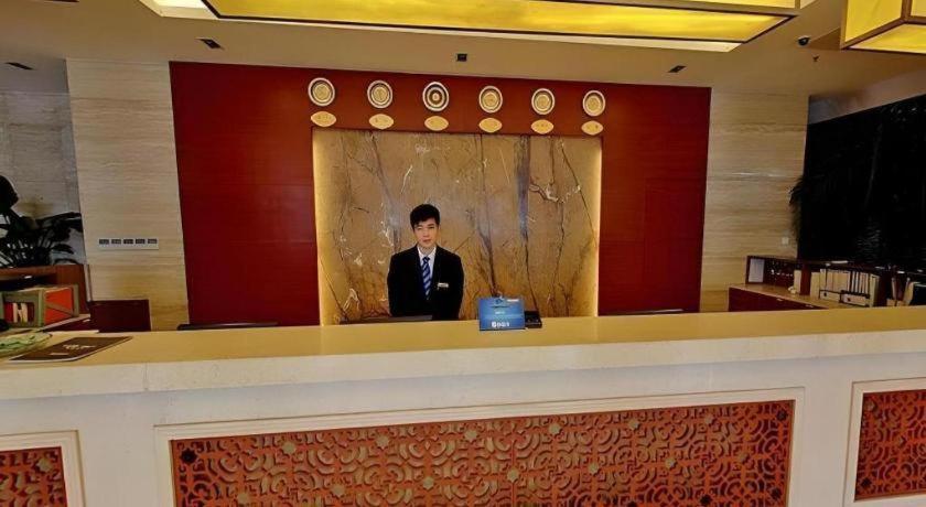 Starway Hongqiao Junction Center Branch Hotel