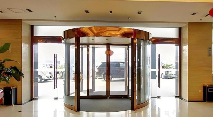 Starway Hongqiao Junction Center Branch Hotel 3*